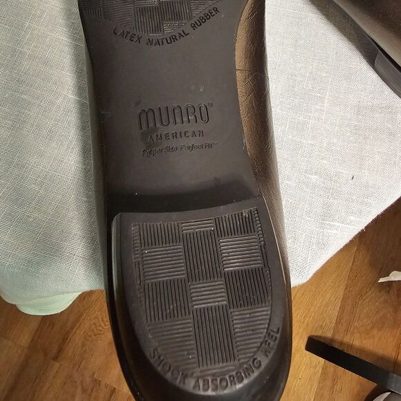 munro American Warm Medium Brown Leather Slip-on Loafers w a 1" Heel sz 8 - Picture 9 of 9